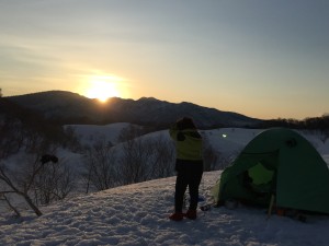 広々とした雪原キャンプで、ご来光