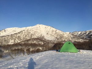 雪原の向こうに野伏ヶ岳